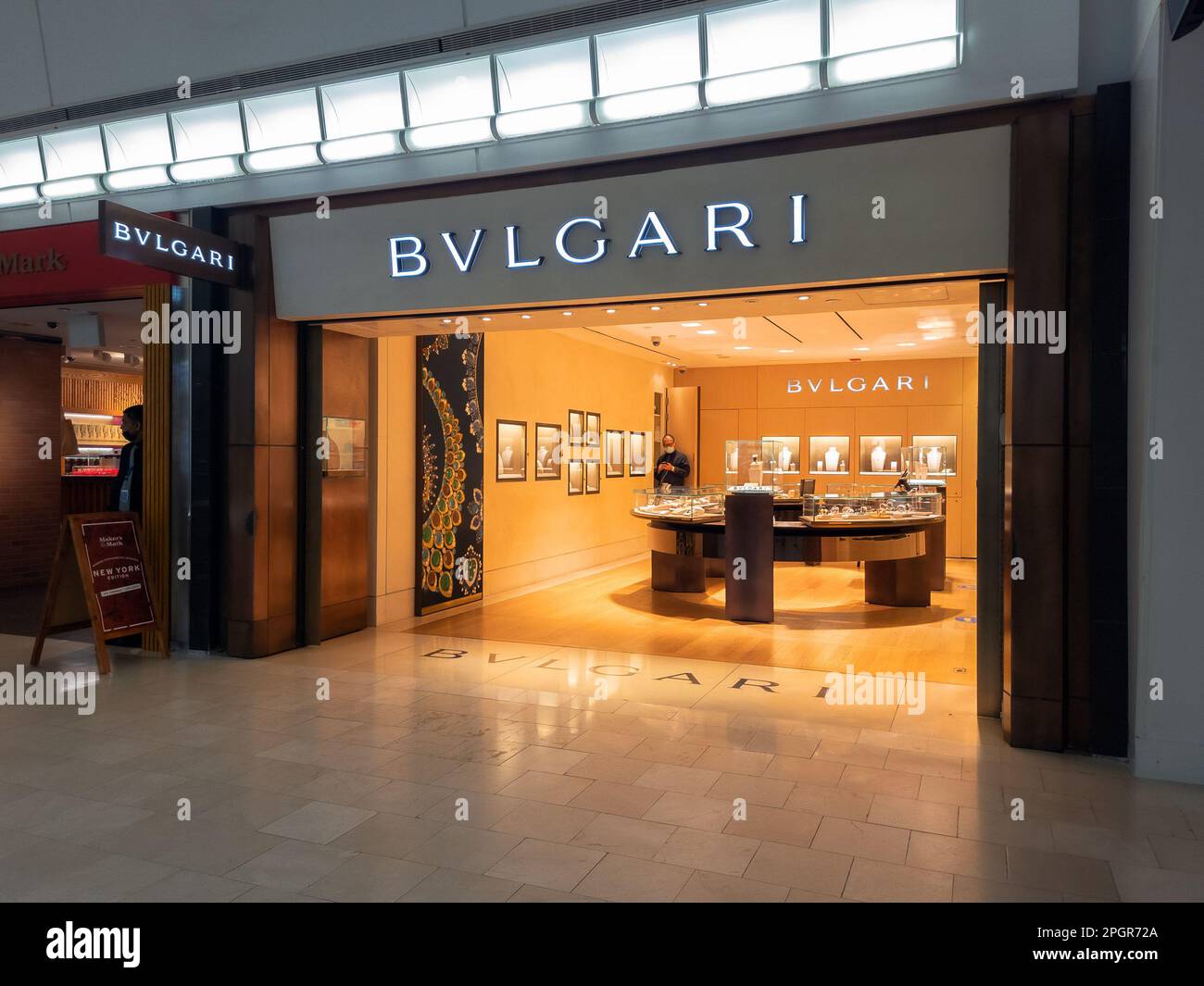 Queens, New York - 6 février 2023 : vue panoramique du magasin Bvlgari à l'intérieur de l'aéroport JFK. Banque D'Images
