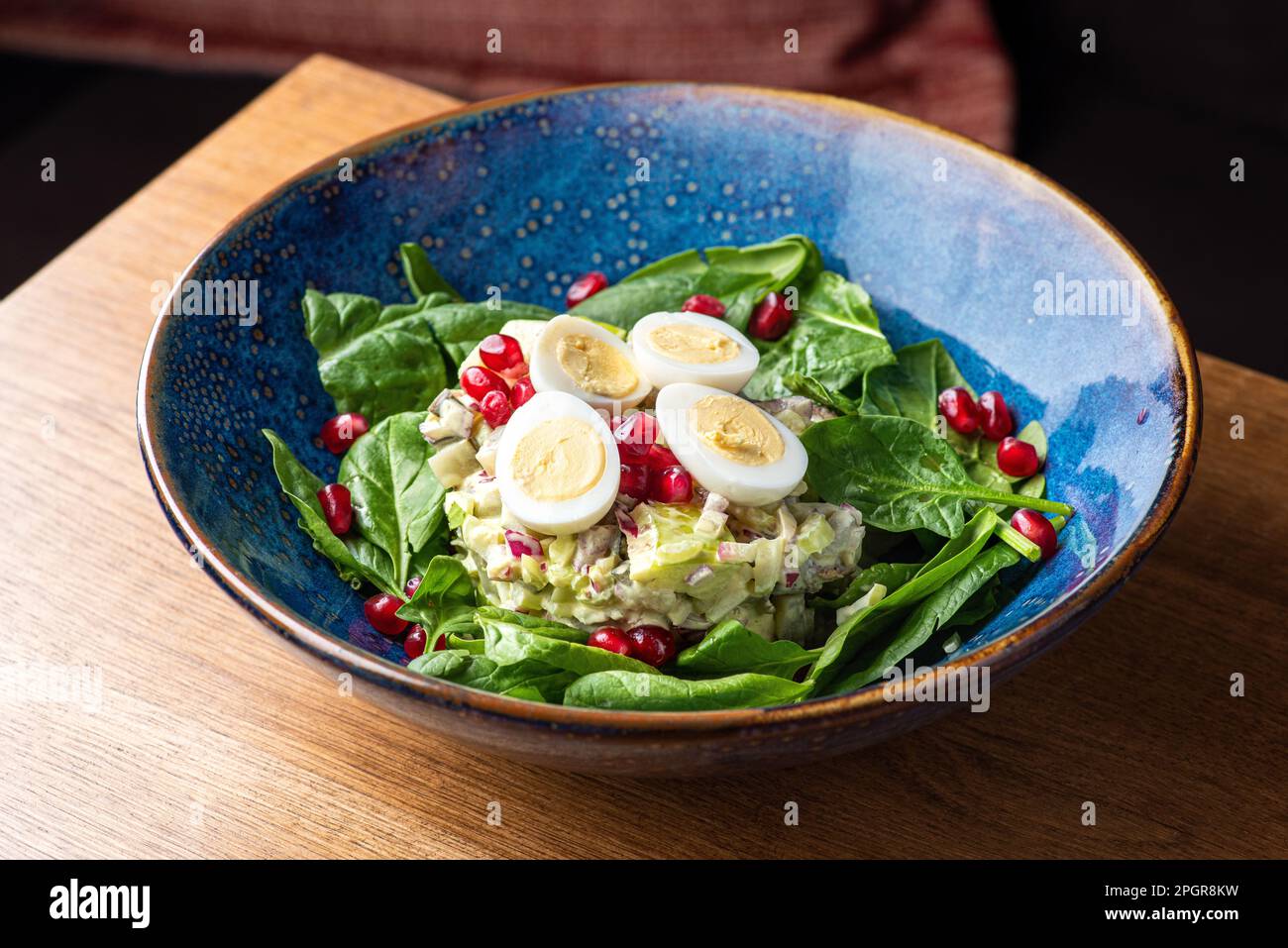 Salade avec rôti de bœuf, pomme verte, mélange de salade sur une assiette. Alimentation saine, gros plan. Il sert de la nourriture dans un restaurant Banque D'Images