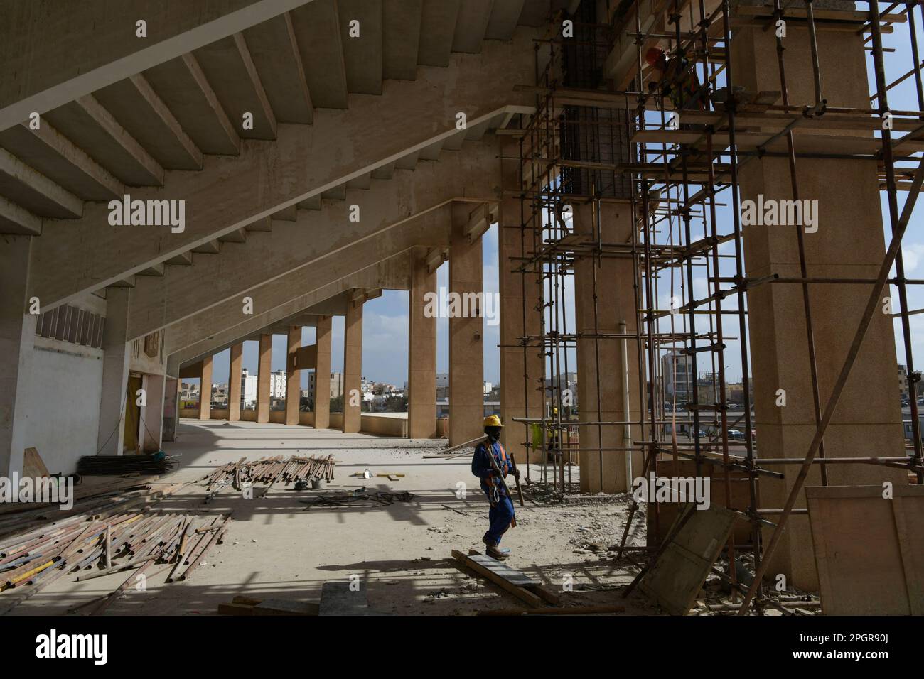 (230324) -- DAKAR, 24 mars 2023 (Xinhua) -- cette photo prise sur 22 mars 2023 montre un projet de réhabilitation financé par la Chine au stade Leopold SEDAR Senghor à Dakar, Sénégal. Des travaux de réhabilitation de quatre stades au Sénégal, financés par la Chine, sont actuellement en cours. Les quatre stades sont Leopold SEDAR Senghor à Dakar, Aline Sitoe Diatta à Ziguinchor, Lamine Gueye à Kaolack et Ely Manel Fall à Diourbel. Construit par la Chine en 1980s, le stade Leopold SEDAR Senghor, qui était à l'origine appelé le stade de l'amitié, a maintenant des installations très délabrées, après environ 40 ans Banque D'Images