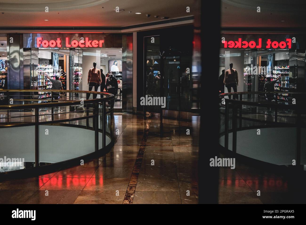 Une photo en façade d'un magasin de Footlocker avec le logo affiché au-dessus de l'entrée. Foot Locker, le détaillant de chaussures basé aux États-Unis, subit une transformation en Asie en vue de simplifier son modèle commercial et de se concentrer sur les régions et les bannières principales. Dans le cadre de cette initiative, foot Locker fermera ses magasins de commerce électronique et de brique et mortier à Hong Kong et Macao, tout en convertissant tous ses magasins actuels et autonomes ainsi que le commerce électronique à Singapour et en Malaisie en un modèle de licence. Les résultats du quatrième trimestre 2022 de foot Locker ont révélé que l'entreprise prend une série d'actions pour diffuser Banque D'Images