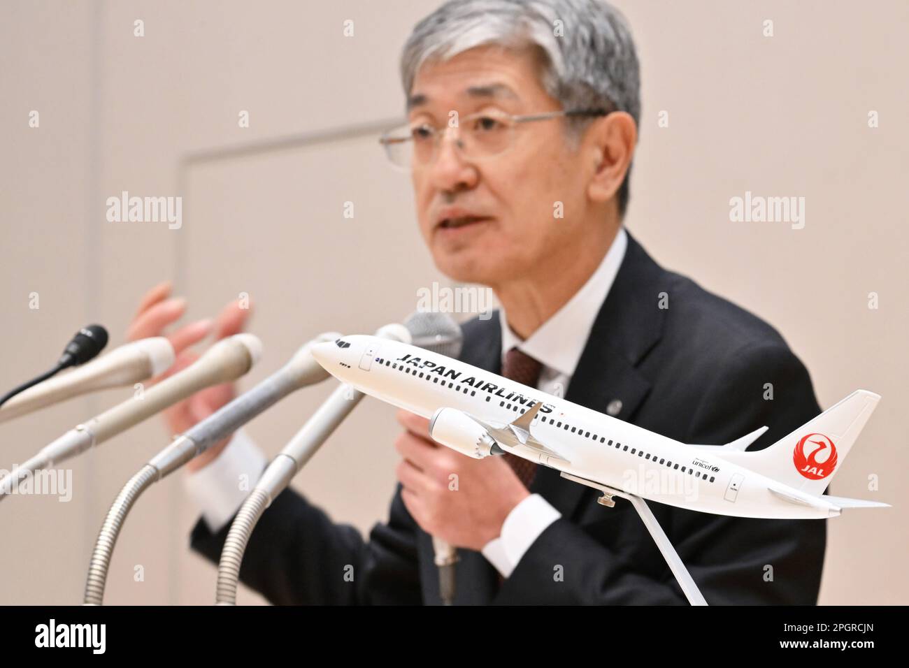 Le président de la JAL, Yuji AKASAKA, annonce la commande de 21 Boeing 737-8 (737 MAX 8), au premier plan est un avion modèle du 737-8, sur 23 mars 2023. Crédit: Tadayuki YOSHIKAWA/Aviation Wire/AFLO/Alay Live News Banque D'Images