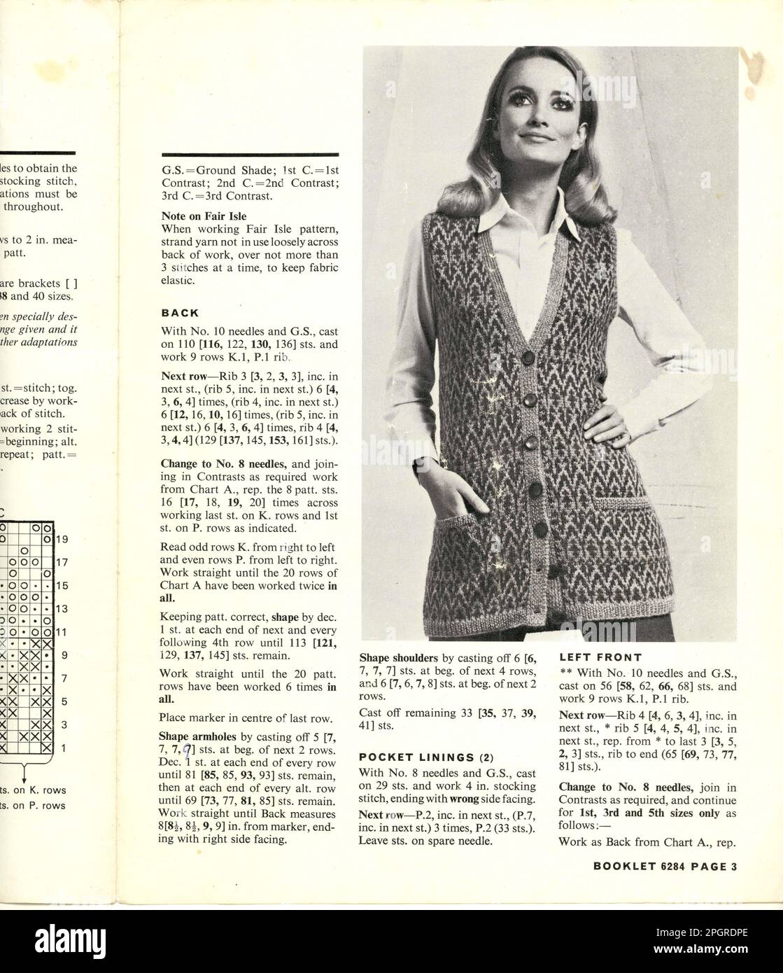 Exemple original du motif de tricot rétro de Paton de la fin des années 1970, le modèle porte un long gilet en maille à la main à motif jacquard bouton vers le bas, Royaume-Uni vers 1979 Banque D'Images