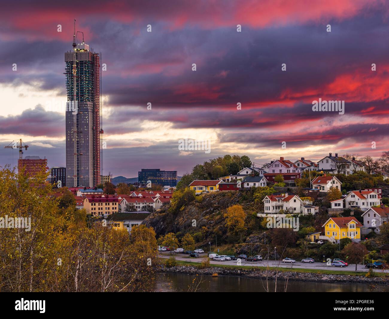 Le paysage urbain animé de Göteborg, en Suède, brille dans la lumière du soleil matinale qui se reflète au large de l'eau. Les gratte-ciels atteignent le ciel nuageux et font un Banque D'Images