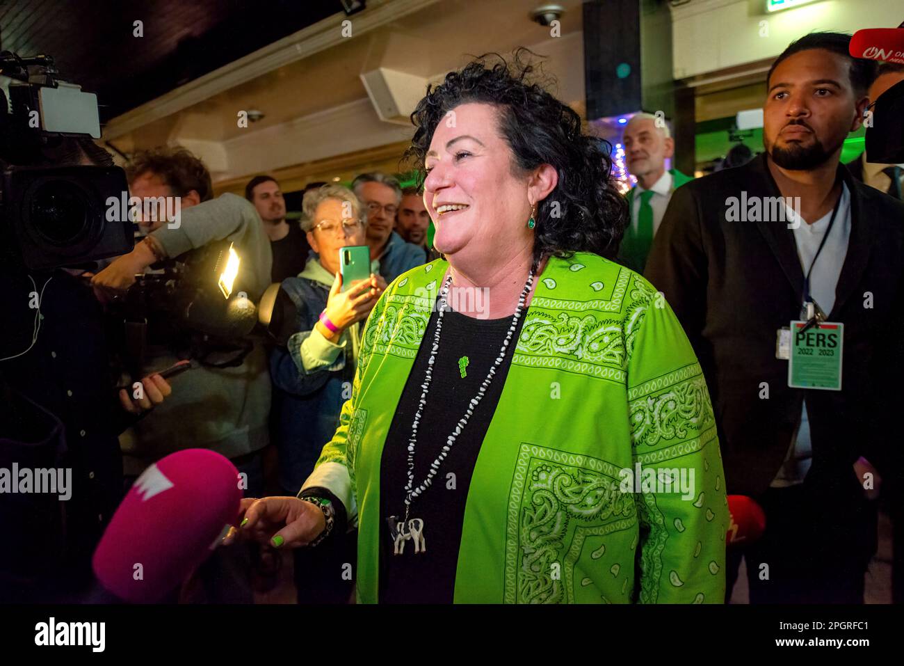BATHMEN, PAYS-BAS - 15 MARS 2023 : une femme politique heureuse Caroline van der Plas donne des interviews à la presse après que son parti politique BBB a remporté le Banque D'Images