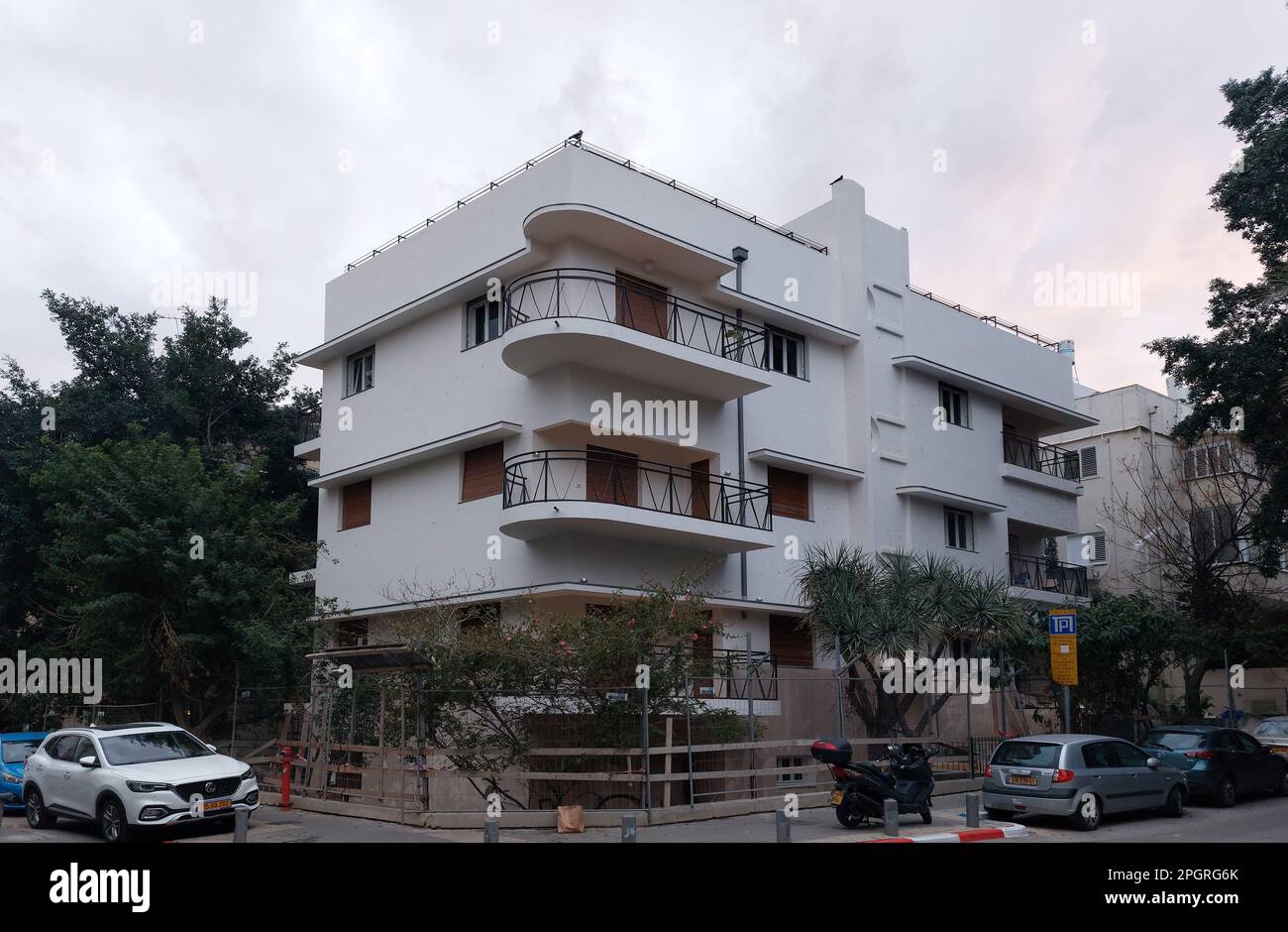 Un bâtiment à l'architecture du Bauhaus situé dans le style Dov Hoz street dans le centre-ville de Tel Aviv, Israël Banque D'Images