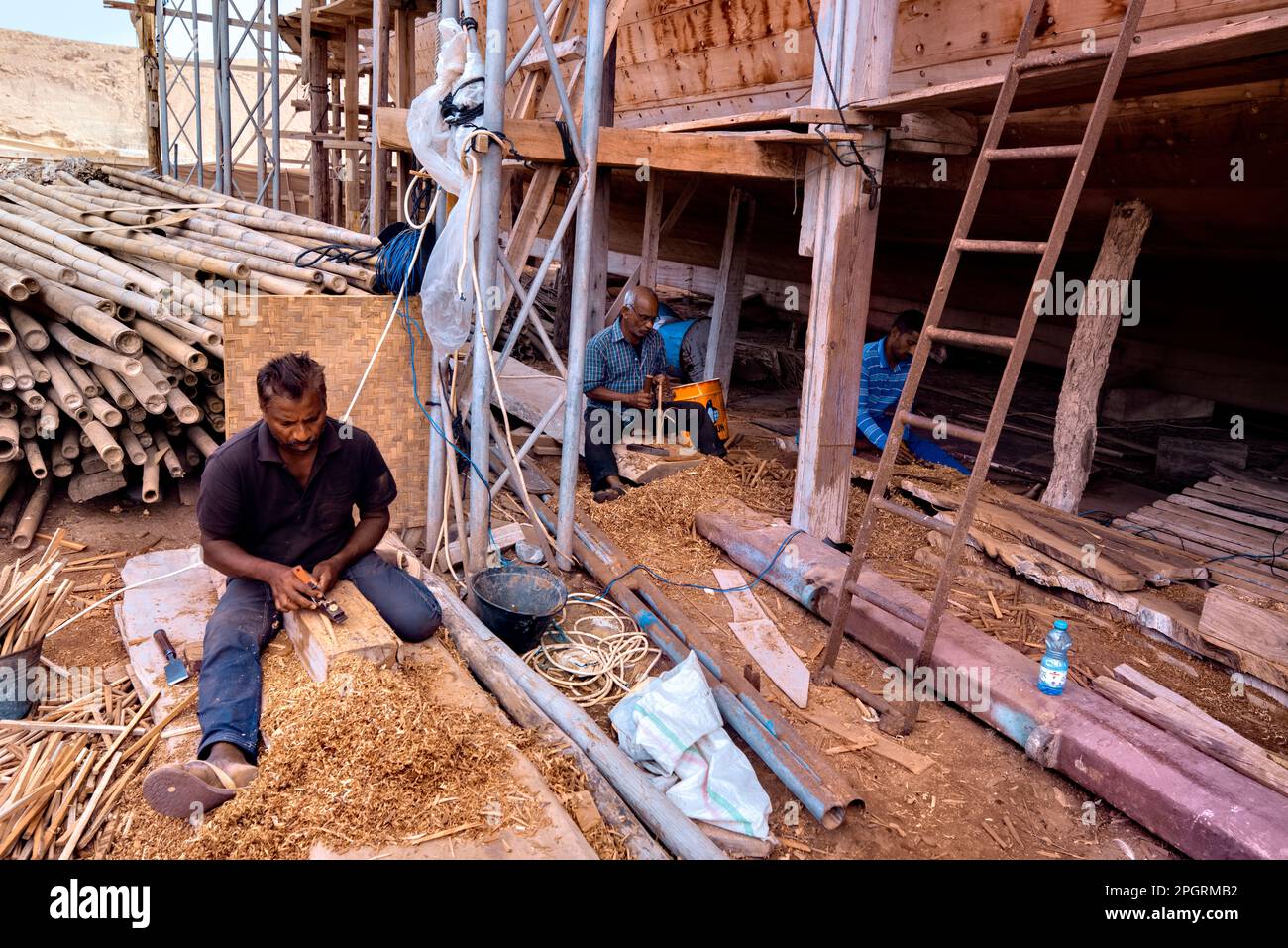 Constructeurs de navires à l'usine traditionnelle de dhow de sur, Ash Sharqiyah, Oman Banque D'Images