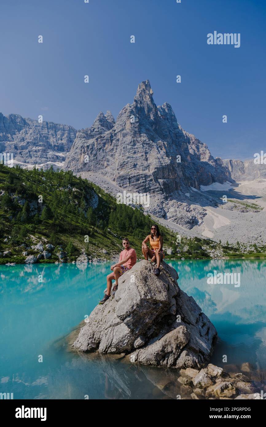 Couple d'hommes et de femmes visitant Lago di Sorapis dans les ...