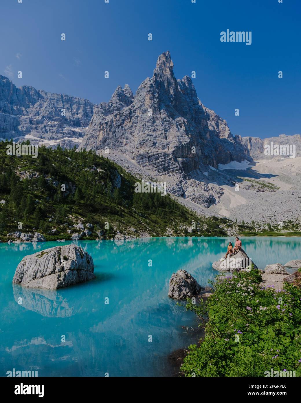 Couple d'hommes et de femmes visitant Lago di Sorapis dans les ...