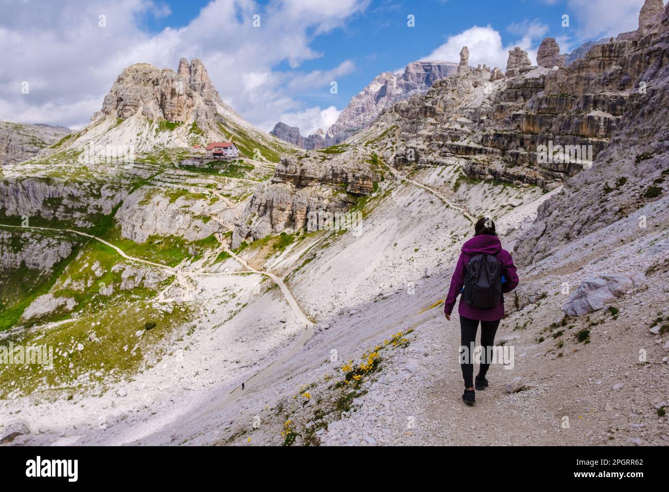 Tre Cime di Lavaredo Peaks ou Drei Zinnen Dolomites, Dobbiaco Toblach, Trentin-Haut-Adige ou Tyrol du Sud, Italie. Alpes d'Europe. Femme randonnée dans les Dolomites Banque D'Images