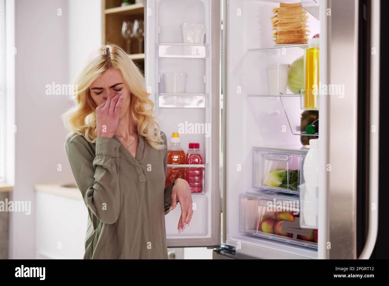 Nourriture pourrie mauvaise odeur ou odeur dans le réfrigérateur ou le réfrigérateur Banque D'Images