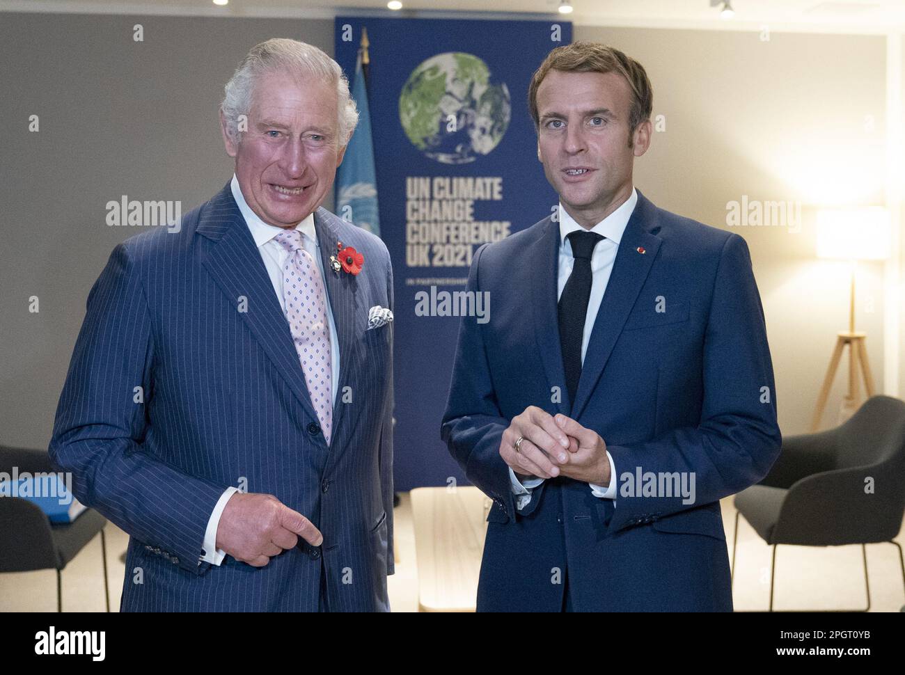 Photo du dossier datée du 01/11/21, du roi Charles III, alors prince de Galles, saluant le président de la France Emmanuel Macron (à droite) devant leur bilatérale lors du sommet de Cop26 au campus écossais d'événements (SEC) à Glasgow. La visite d'État du roi en France, le premier de son règne, a été reportée, a déclaré la présidence française, dans le contexte de manifestations dans le pays au sujet des réformes de l'âge de la retraite. Date de publication : vendredi 24 mars 2023. Banque D'Images