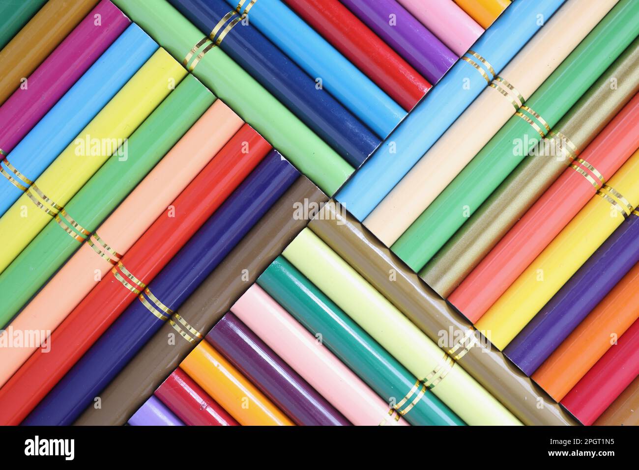 Jeu de crayons de couleur empilés dans un gros plan de rangée. Banque D'Images