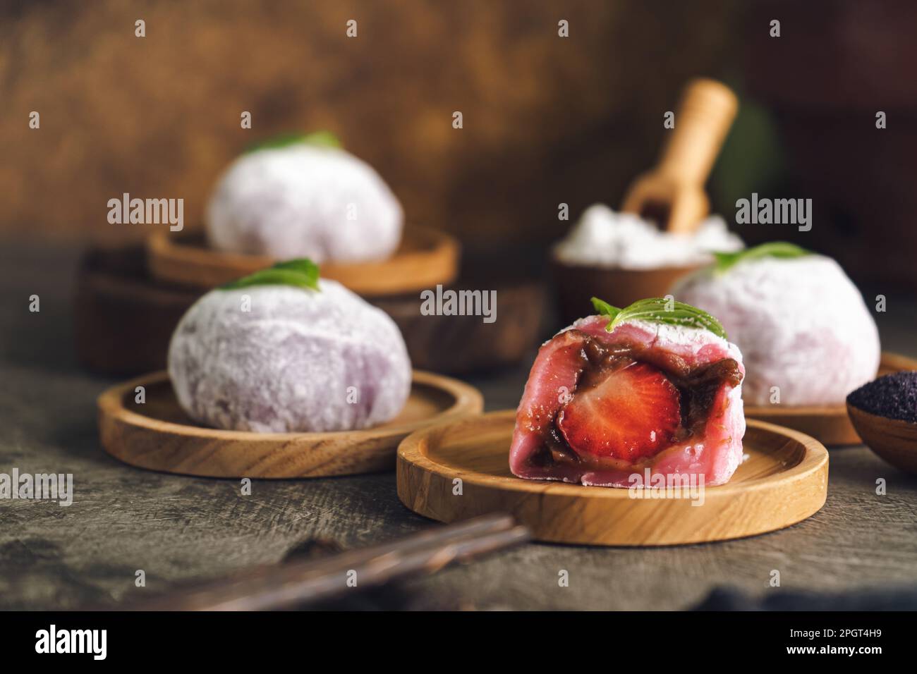 Mochi japonais ou gâteau de riz rempli de haricots rouges et de fraises, feuilles de menthe sur le dessus. Japon gâteau traditionnel de riz. Banque D'Images