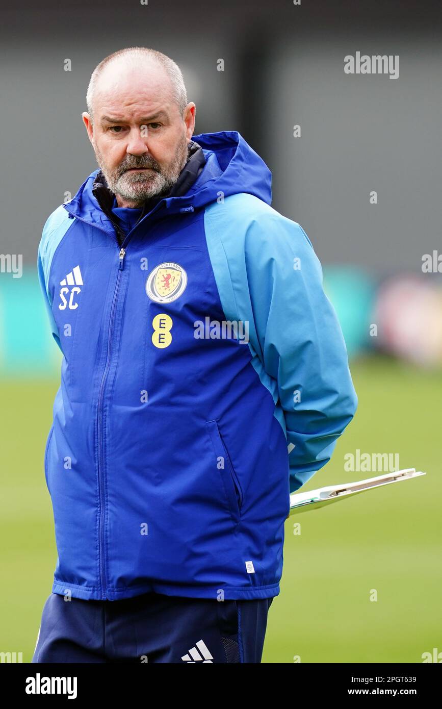 Steve Clarke, responsable écossais, lors d'une séance de formation à Lesser Hampden, Glasgow. L'Écosse lance demain, samedi 25 mars, sa campagne de qualification pour l'Euro 2024 contre Chypre. Date de la photo: Vendredi 24 mars 2023. Banque D'Images