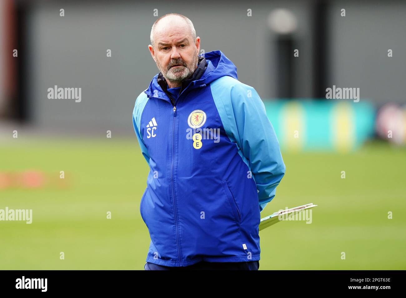 Steve Clarke, responsable écossais, lors d'une séance de formation à Lesser Hampden, Glasgow. L'Écosse lance demain, samedi 25 mars, sa campagne de qualification pour l'Euro 2024 contre Chypre. Date de la photo: Vendredi 24 mars 2023. Banque D'Images