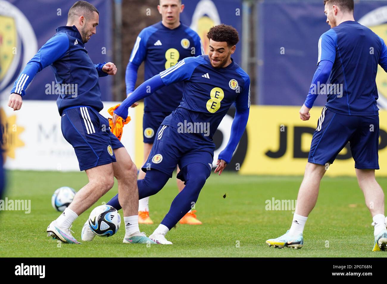 Che Adams (au centre) et John McGinn en Écosse lors d'une séance d'entraînement à Lesser Hampden, Glasgow. L'Écosse lance demain, samedi 25 mars, sa campagne de qualification pour l'Euro 2024 contre Chypre. Date de la photo: Vendredi 24 mars 2023. Banque D'Images