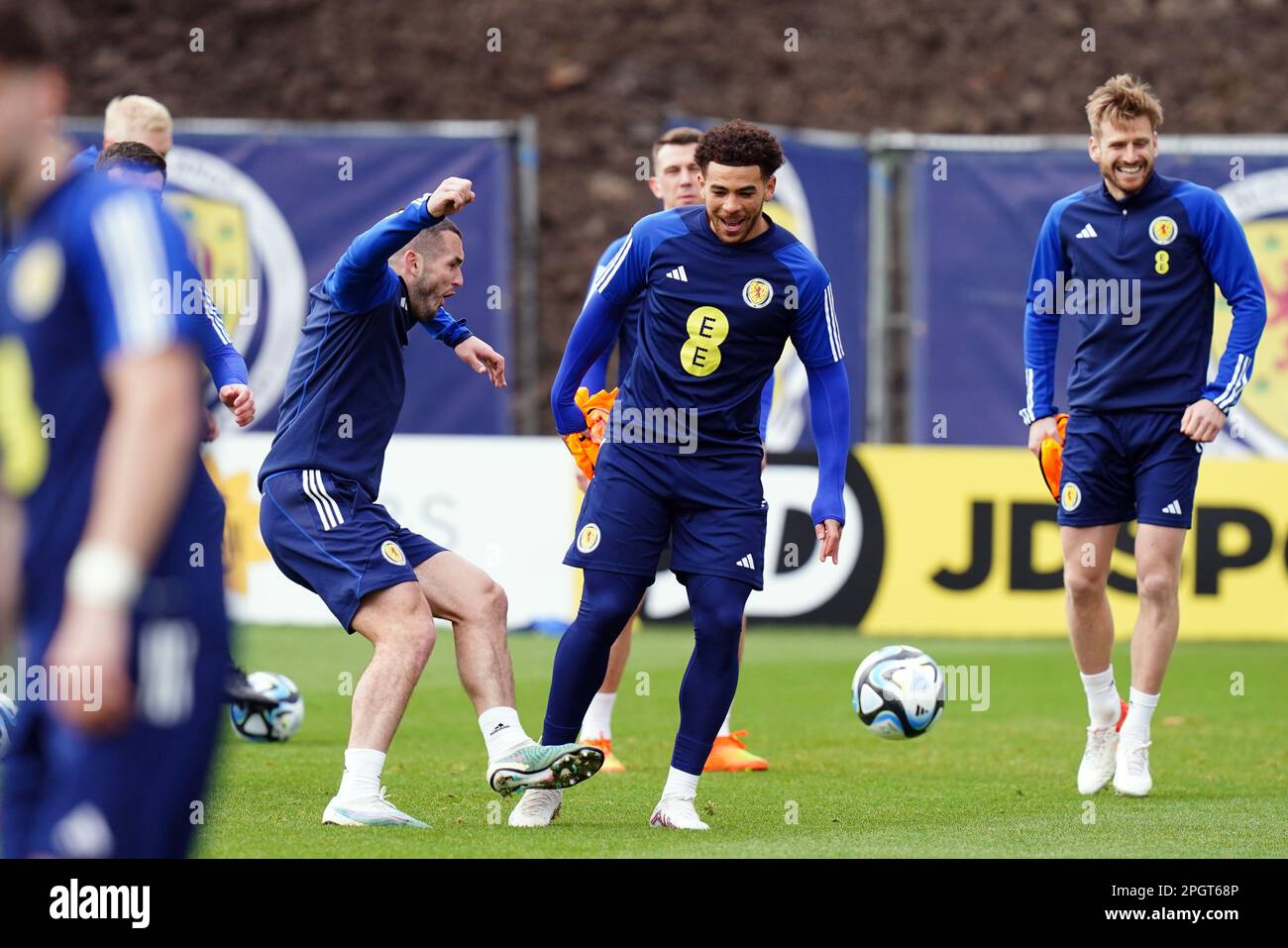 Che Adams (au centre) et John McGinn en Écosse lors d'une séance d'entraînement à Lesser Hampden, Glasgow. L'Écosse lance demain, samedi 25 mars, sa campagne de qualification pour l'Euro 2024 contre Chypre. Date de la photo: Vendredi 24 mars 2023. Banque D'Images