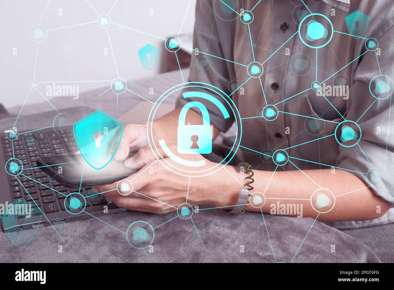 Concept de confidentialité de la protection des données. RGPD. Réseau de cybersécurité. Tablette noire à toucher manuel avec verrou hologramme numérique, panneau cadenas. Innovant, et globulaire Banque D'Images