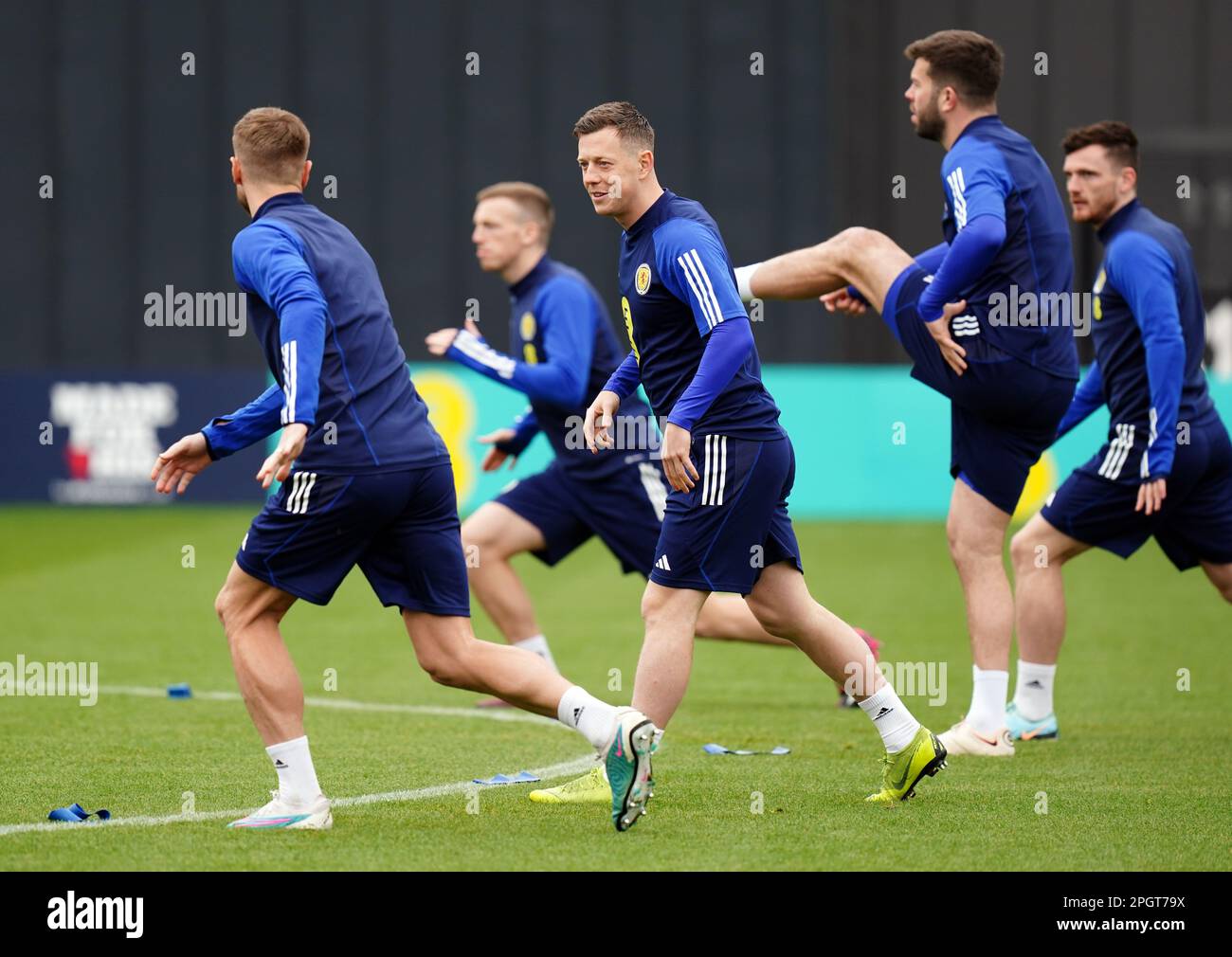 Le Callum McGregor d'Écosse pendant une séance d'entraînement à Lesser Hampden, Glasgow. L'Écosse lance demain, samedi 25 mars, sa campagne de qualification pour l'Euro 2024 contre Chypre. Date de la photo: Vendredi 24 mars 2023. Banque D'Images