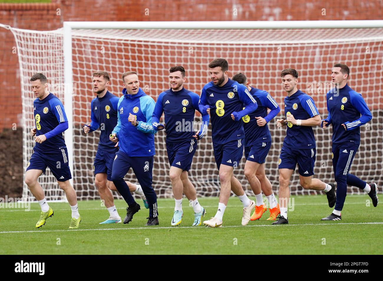 Des joueurs d'Écosse pendant une session d'entraînement à Lesser Hampden, Glasgow. L'Écosse lance demain, samedi 25 mars, sa campagne de qualification pour l'Euro 2024 contre Chypre. Date de la photo: Vendredi 24 mars 2023. Banque D'Images