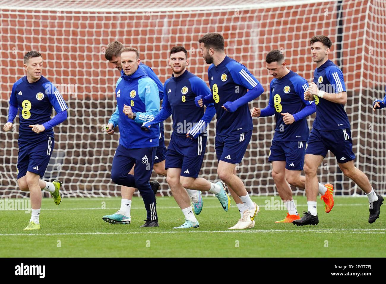 Des joueurs d'Écosse pendant une session d'entraînement à Lesser Hampden, Glasgow. L'Écosse lance demain, samedi 25 mars, sa campagne de qualification pour l'Euro 2024 contre Chypre. Date de la photo: Vendredi 24 mars 2023. Banque D'Images