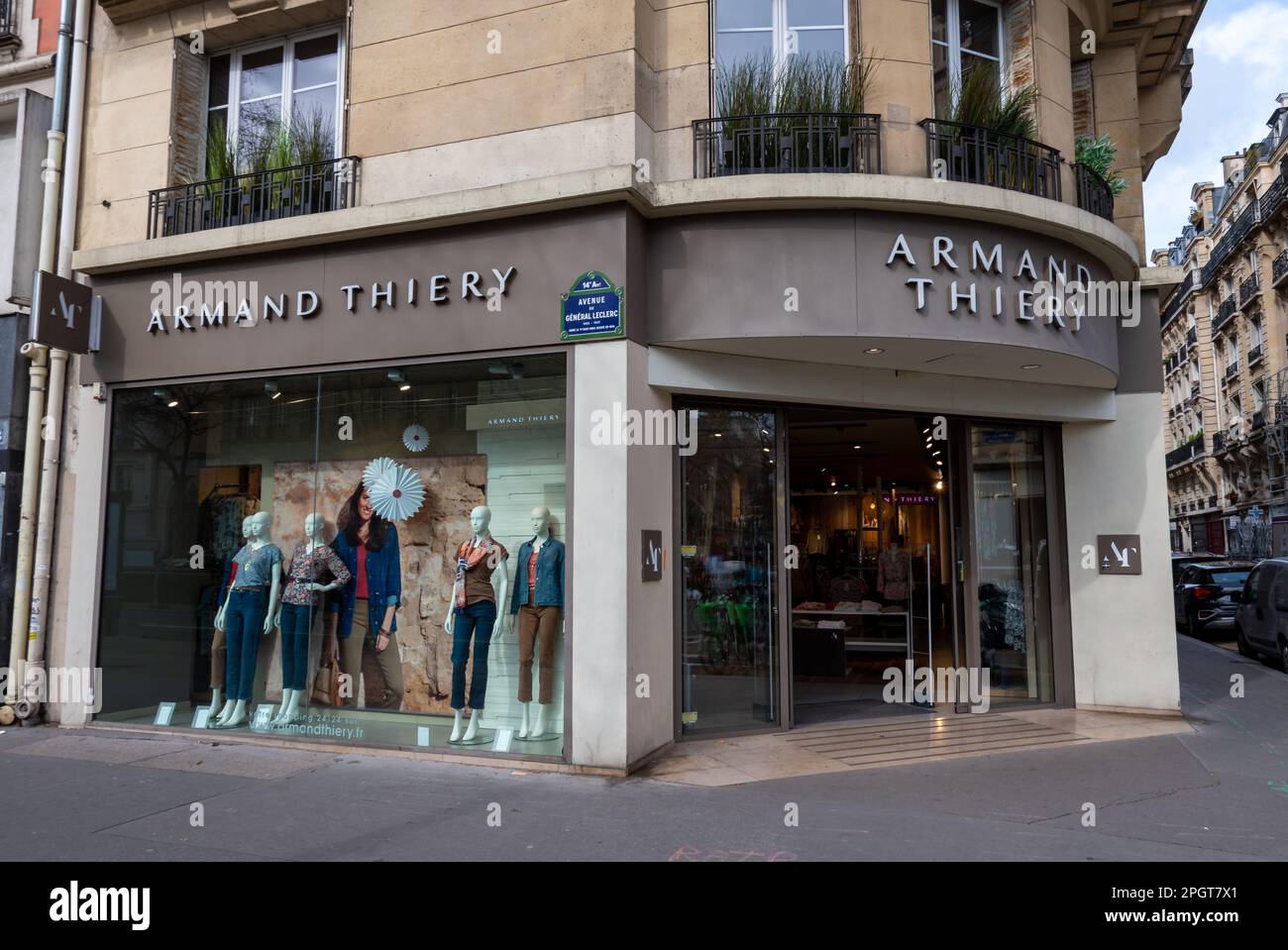 Boutique mode homme paris Banque de photographies et d'images à haute  résolution - Alamy