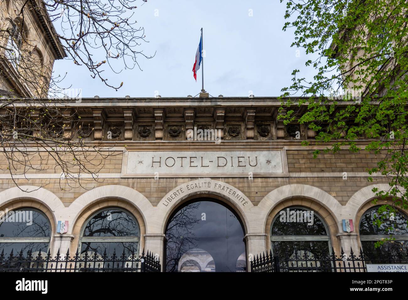 Vue extérieure de l'Hôtel-Dieu de Paris, hôpital de l'assistance publique - hôpitaux de Paris (AP-HP) Banque D'Images