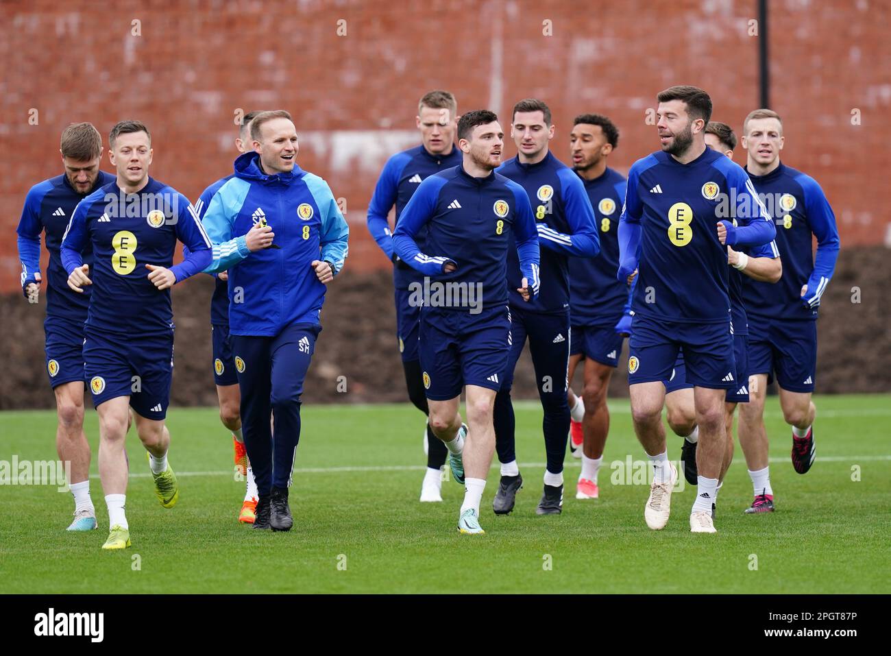 Andy Robertson (centre) d'Écosse pendant une séance d'entraînement à Lesser Hampden, Glasgow. L'Écosse lance demain, samedi 25 mars, sa campagne de qualification pour l'Euro 2024 contre Chypre. Date de la photo: Vendredi 24 mars 2023. Banque D'Images