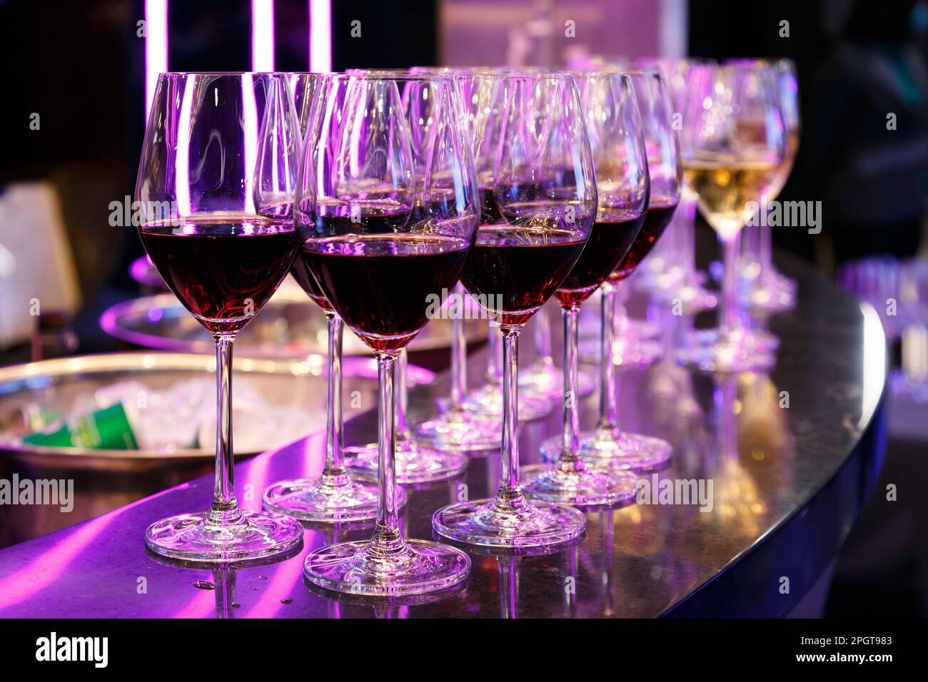 vin rouge en verre sur le comptoir du bar prêt à servir et à boire dans la fête. célébration et concept de fête. Banque D'Images