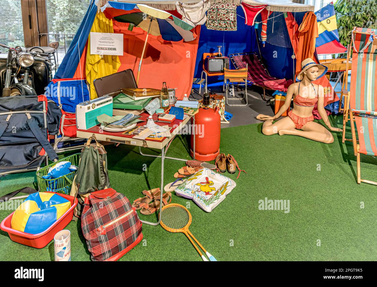 Équipement de camping typique de la RDA dans le musée 'le monde de la RDA' Dresde, Allemagne Banque D'Images