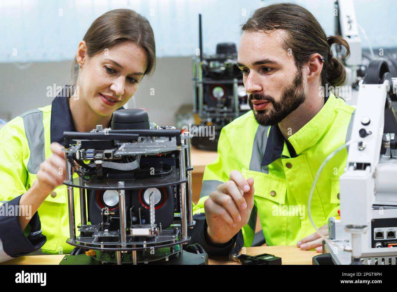 les étudiants en ingénierie de machine d'automatisation étudient et inspecent le kit de formation de robot de commande dans l'académie de robotique à l'université ou à l'atelier d'usine. AI Banque D'Images
