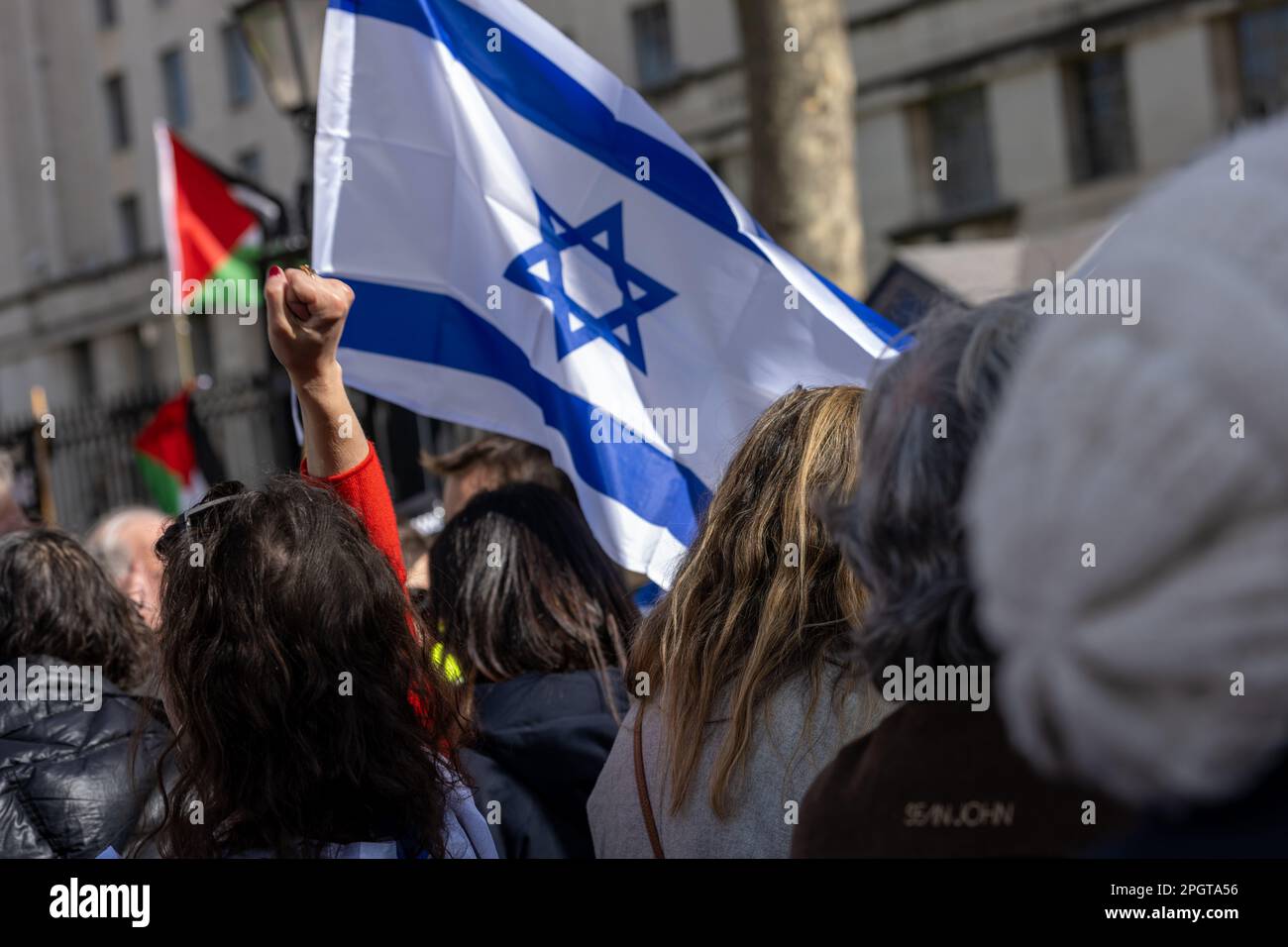 Londres, Royaume-Uni. 24th mars 2023. Manifestants devant Downing Street après la visite du Premier ministre d'Israël Benjamin Netanyahu crédit: Ian Davidson/Alay Live News Banque D'Images