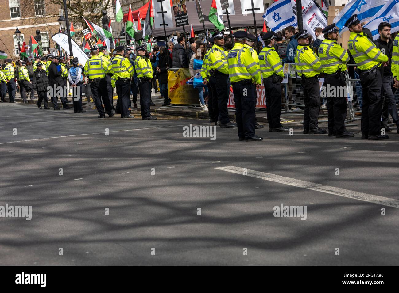 Londres, Royaume-Uni. 24th mars 2023. Manifestants devant Downing Street après la visite du Premier ministre d'Israël Benjamin Netanyahu crédit: Ian Davidson/Alay Live News Banque D'Images