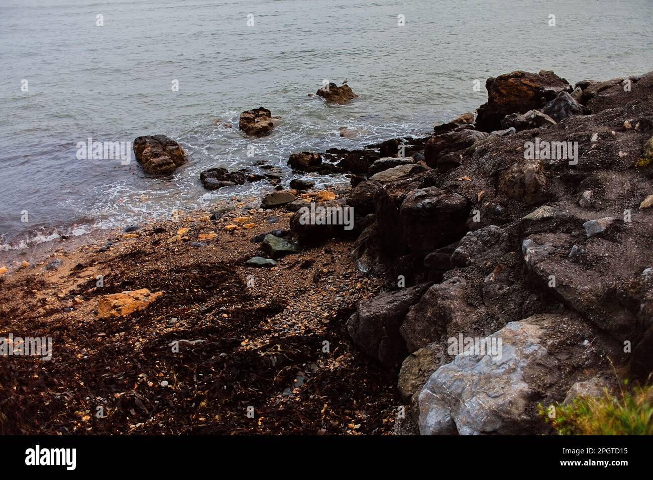 Journée nuageux à Howth, Dublin, Irlande. Promenade sur la falaise. Banque D'Images