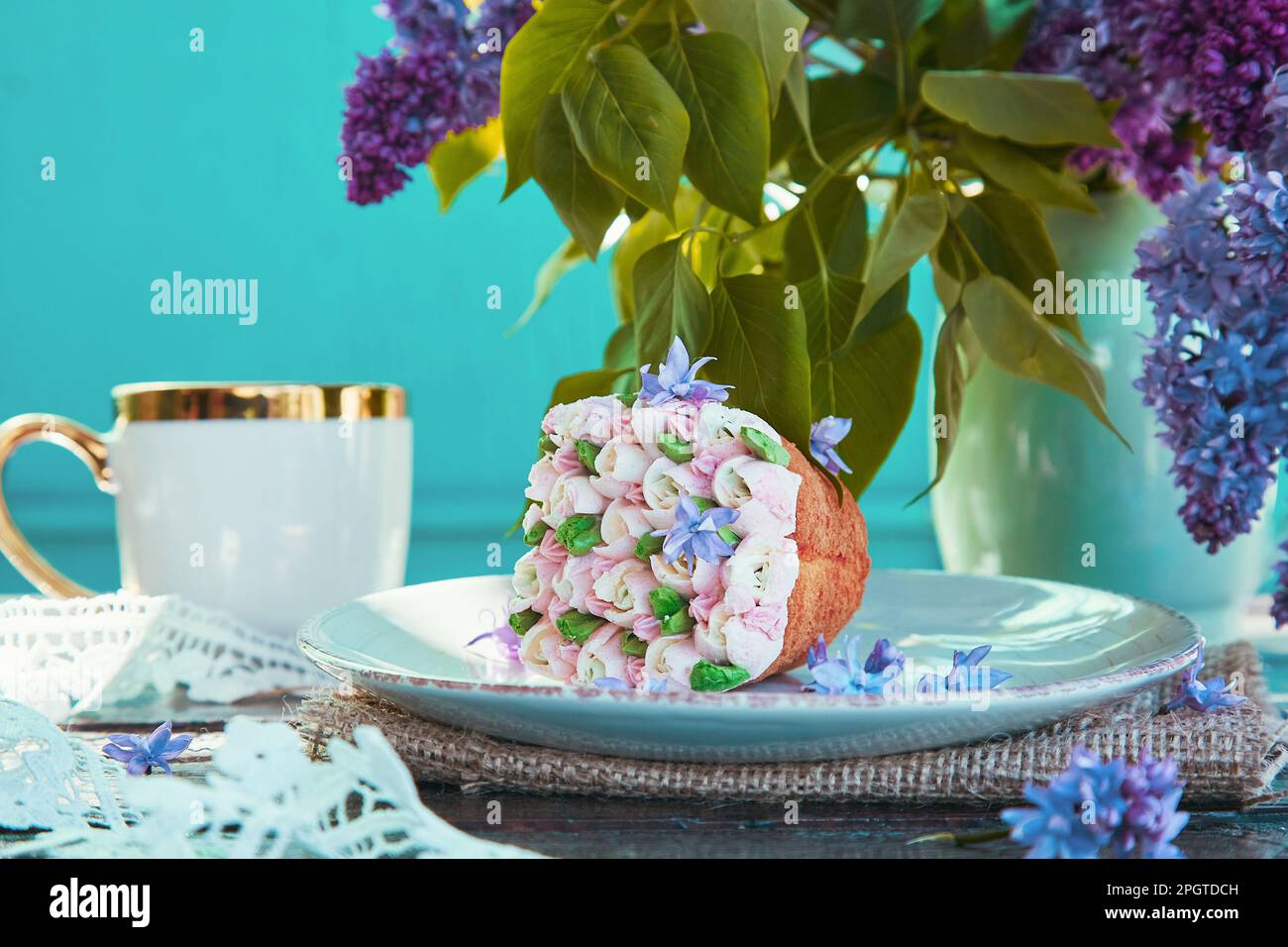 Cupcake floral rose esthétique avec fleurs lilas avec tasse de café plat Lay extérieur sous les ombres Banque D'Images