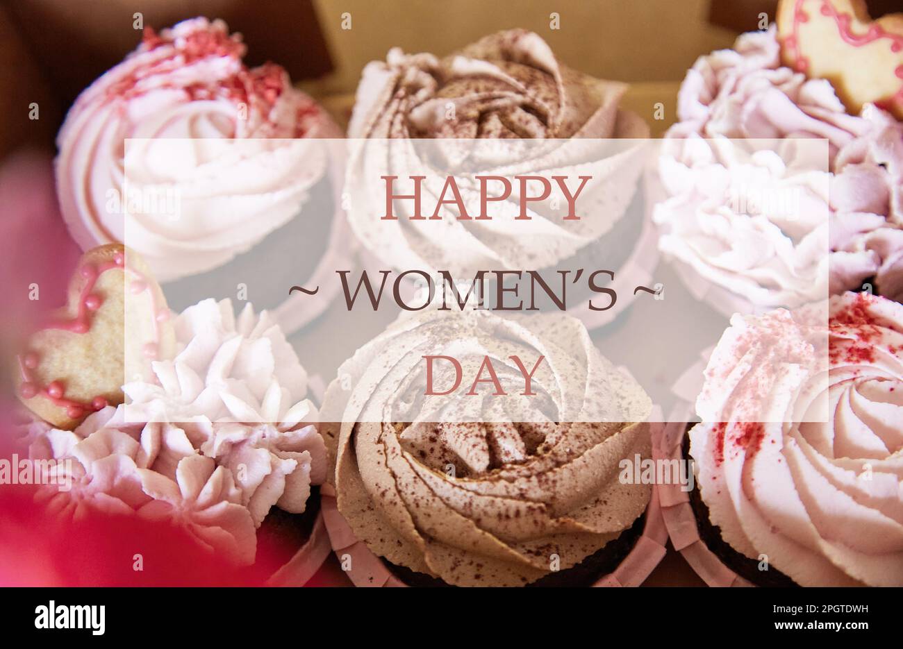 Texte Happy Womens Day sur des petits gâteaux esthétiques. Présent, souhaitant, célébrant les vacances Journée internationale de la femme. Banque D'Images