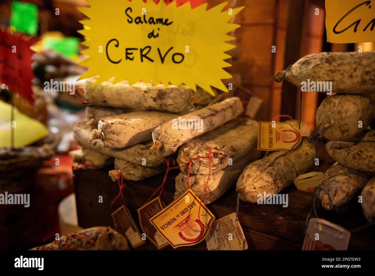 Le salami de cerf (Salame di Cervo) est vendu sur le marché italien de Noël. Banque D'Images