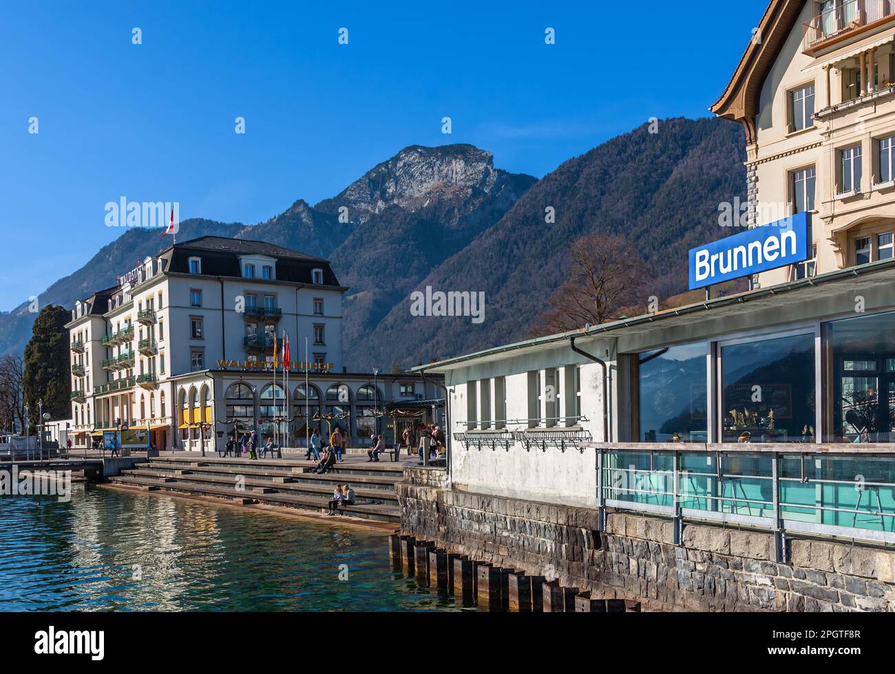 Brunnen, Suisse - 20 février 2023: Port de Brunnen, commune de la commune d'Ingenbohl, située sur le lac de Lucerne dans le canton de Schwyz in Banque D'Images