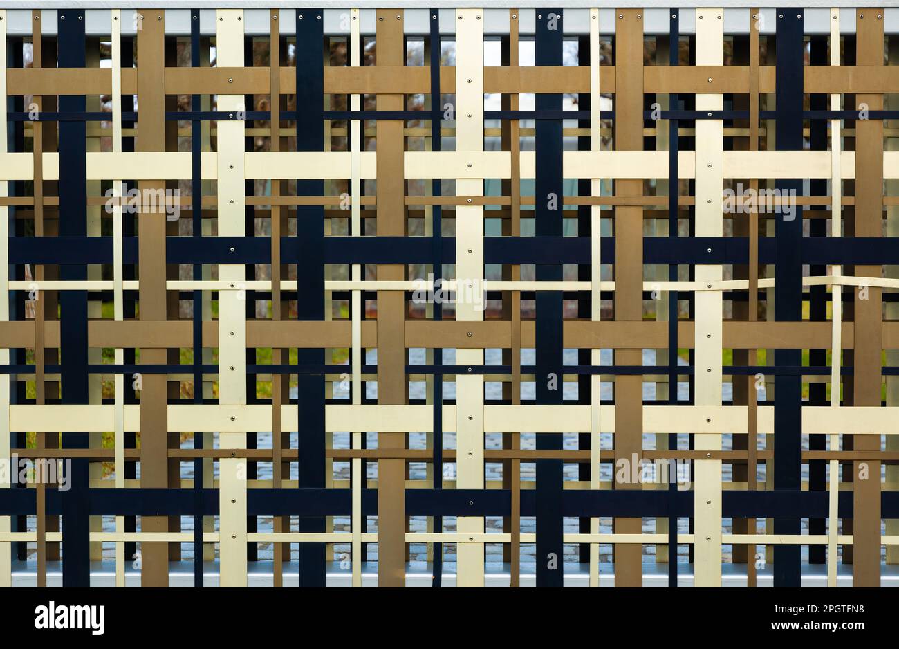 Gros plan sur un motif de clôture métallique abstrait et coloré Banque D'Images