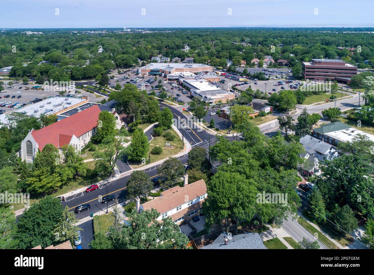 Vue aérienne d'un quartier d'affaires avec des magasins, une église et un centre commercial dans le centre-ville de Northbrook, il. Banque D'Images