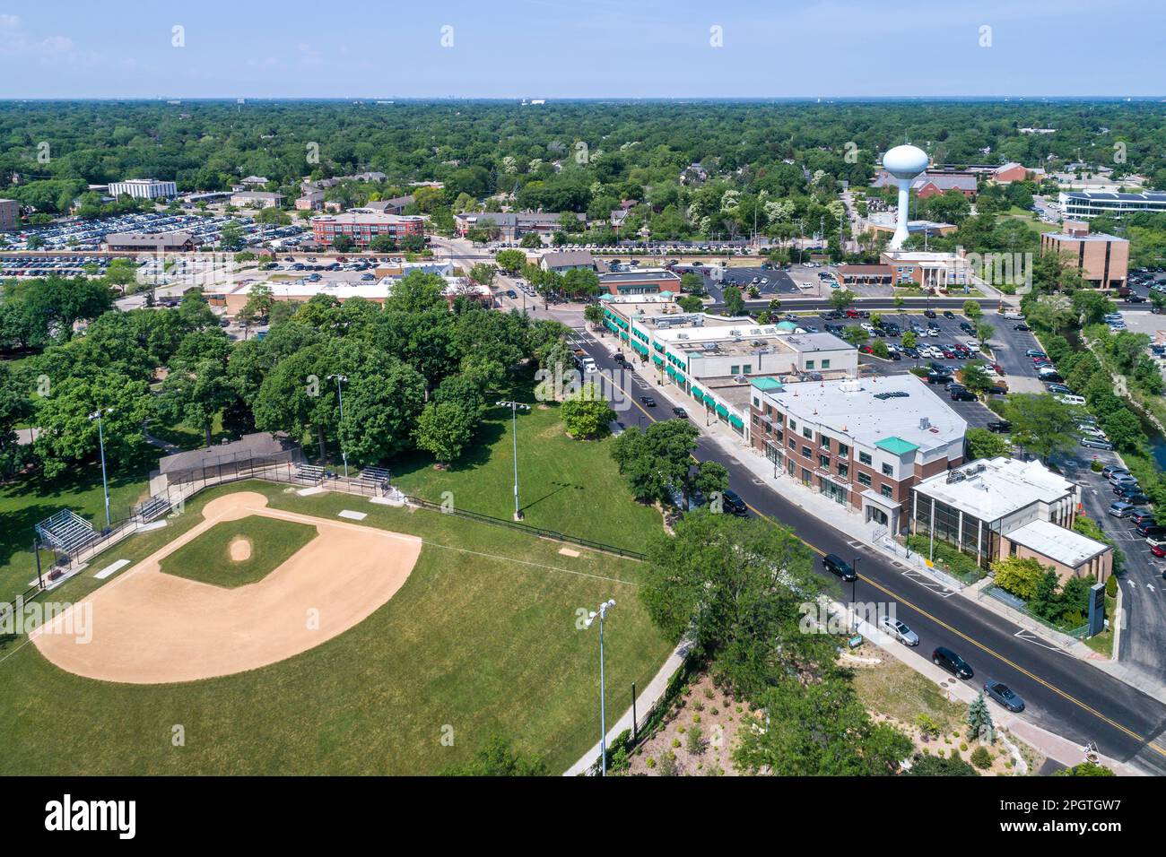 Vue aérienne d'un terrain de base près d'un quartier d'affaires de banlieue pendant l'été à Northbrook, Illinois. Banque D'Images