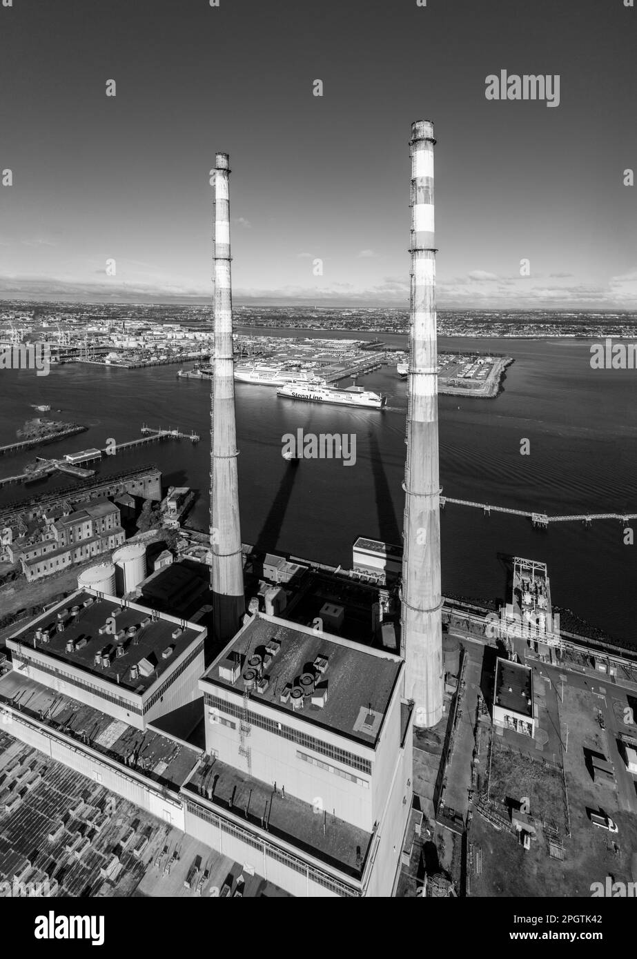 Dublin, Irlande : vue aérienne de la centrale de Poolbeg connue sous le nom de centrale électrique de Poolbeg a exploitée par ESB. Ferry de ligne Stena. Banque D'Images