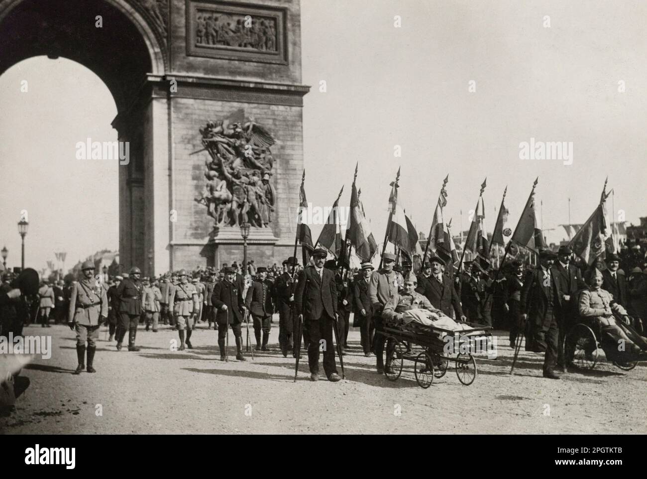 Défilé de soldats blessés pendant la première Guerre mondiale sous l'Arc de Triomphe à Paris en 1918 Banque D'Images