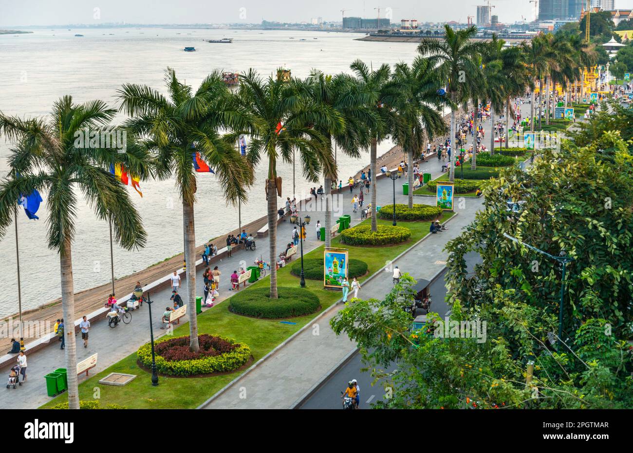 Beaucoup de citoyens cambodgiens au coucher du soleil, zone la plus animée de Phnom Penh à Sisowath Quay, une bande populaire et zone piétonne. Les touristes et les familles Khmers viennent à Banque D'Images