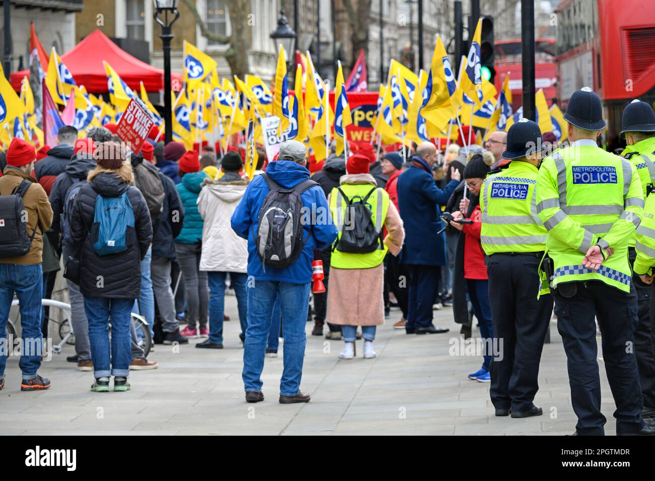 Londres, Angleterre, Royaume-Uni. Les agents de police métropolitaine font une manifestation à Whitehall par le Syndicat des Services publics et commerciaux (SCP) le jour de Banque D'Images