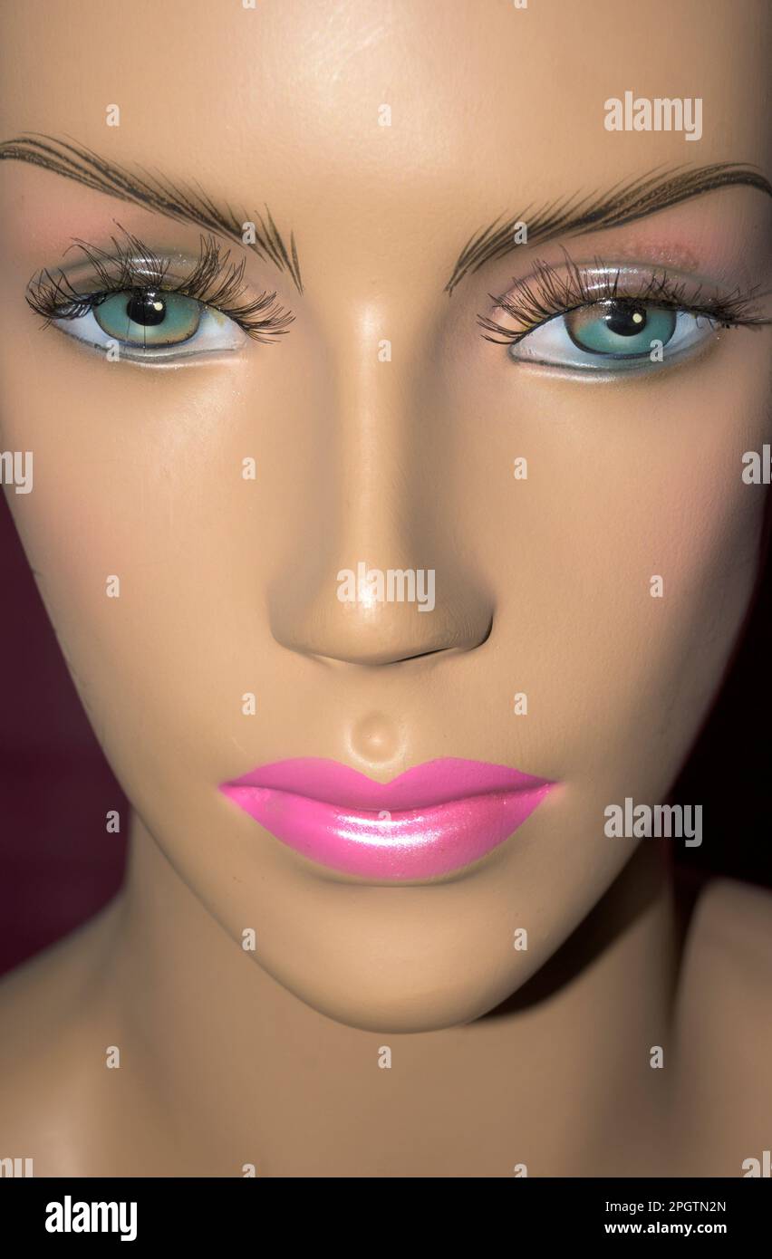 Femme mannequin visage avec nez, bouche et lèvres peint rose, yeux