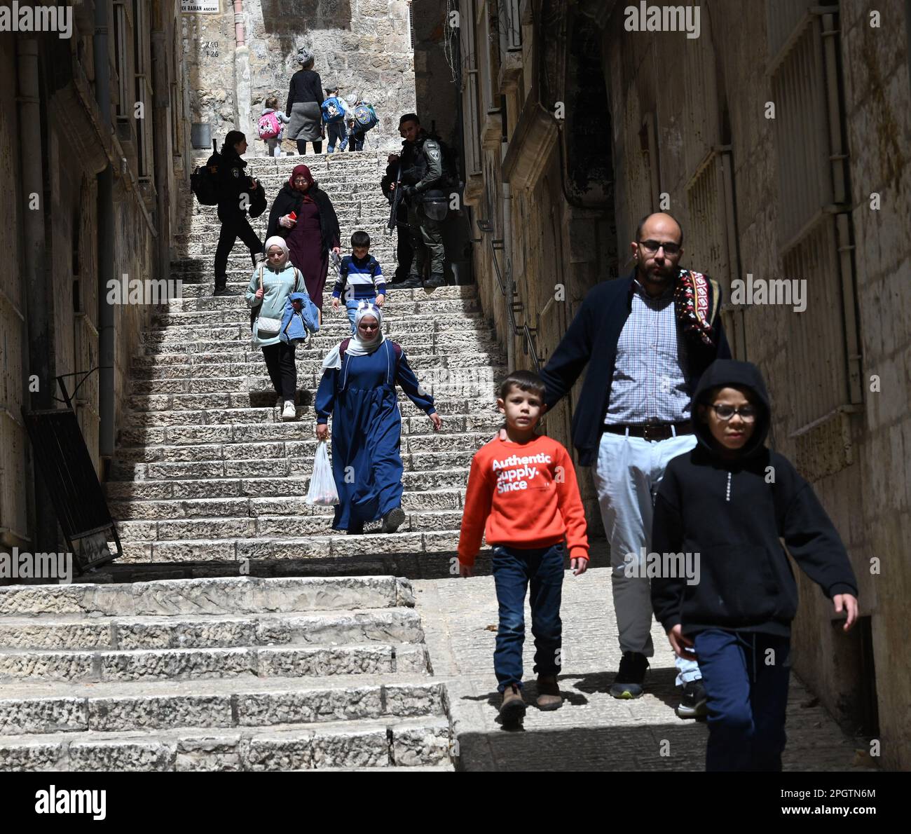 Vieille ville de Jérusalem, Israël. 24th mars 2023. Les Palestiniens se rendent à la mosquée Al Aqsa dans la vieille ville de Jérusalem, le premier vendredi du ramadan, 24 mars 2023 le mois Saint islamique. Photo de Debbie Hill/ Credit: UPI/Alay Live News Banque D'Images