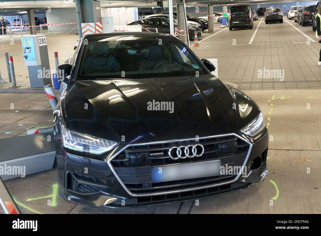 Cologne, Allemagne. 24th mars 2023. Une voiture endommagée est garée dans le parking 2 de l'aéroport de Cologne/Bonn. Dans le garage, un conducteur avait blessé plusieurs piétons. Il avait délibérément conduit vers les gens, mais ils avaient probablement pu l'éviter, a déclaré un porte-parole de la police sur les lieux. Credit: Henning Kaiser/dpa - ATTENTION: Les plaques d'immatriculation de véhicule ont été pixélisées pour des raisons légales/dpa/Alay Live News Banque D'Images