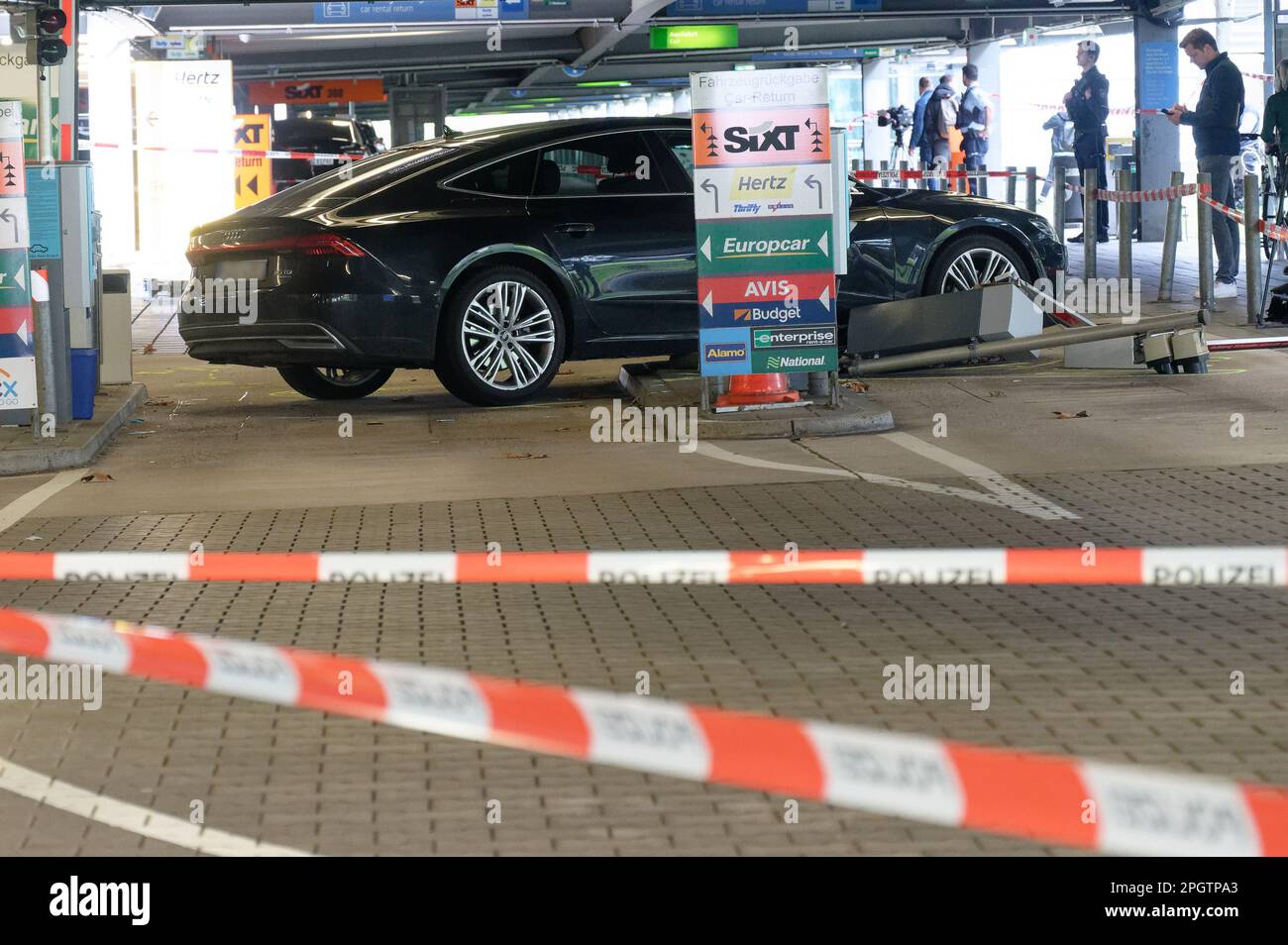 Cologne, Allemagne. 24th mars 2023. Une voiture endommagée est garée dans le parking 2 de l'aéroport de Cologne/Bonn. Dans le garage, un conducteur avait blessé plusieurs piétons. Il avait délibérément conduit vers les gens, mais ils avaient probablement pu l'éviter, a déclaré un porte-parole de la police sur les lieux. Credit: Henning Kaiser/dpa - ATTENTION: Les plaques d'immatriculation de véhicule ont été pixélisées pour des raisons légales/dpa/Alay Live News Banque D'Images