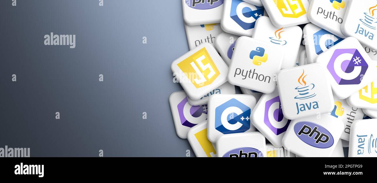 Logos des principaux langages de programmation Python, Java, Javascript, C#, C++ et PHP sur un tas sur une table. Format de bannière Web, espace de copie Banque D'Images